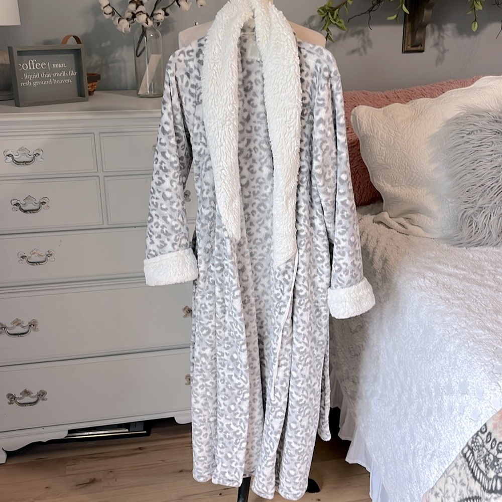 Plush Midi Robe - Picture 5 of 14